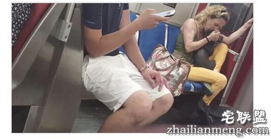 女子狂撕咬宠物狗画面疯狂看懵乘客