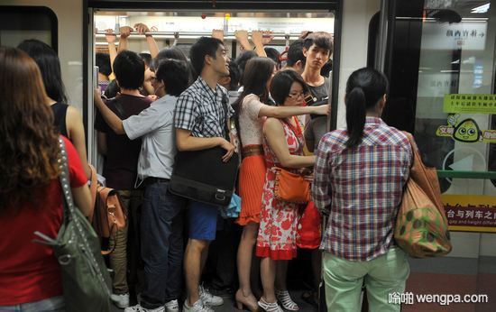 【笑话】早上挤地铁的时候手肘不小心碰到一个女孩子的胸部