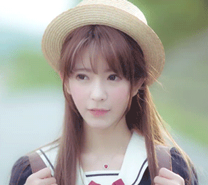 大姐身上的纹身和坐姿就能看的出你有很多故事