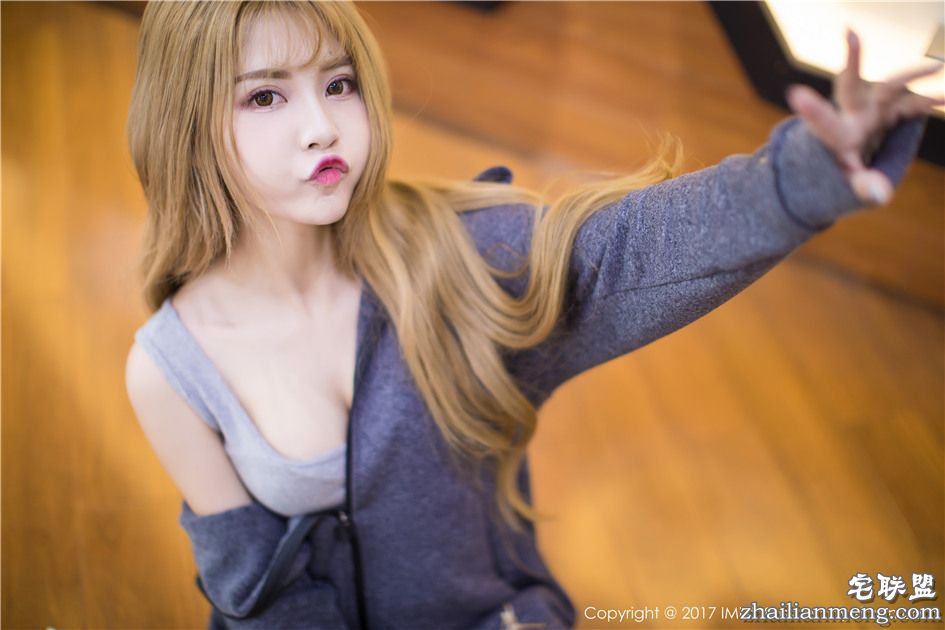 [爱蜜社] 清纯金发美女夏正正鞋店养眼写真 Vol.172第10张