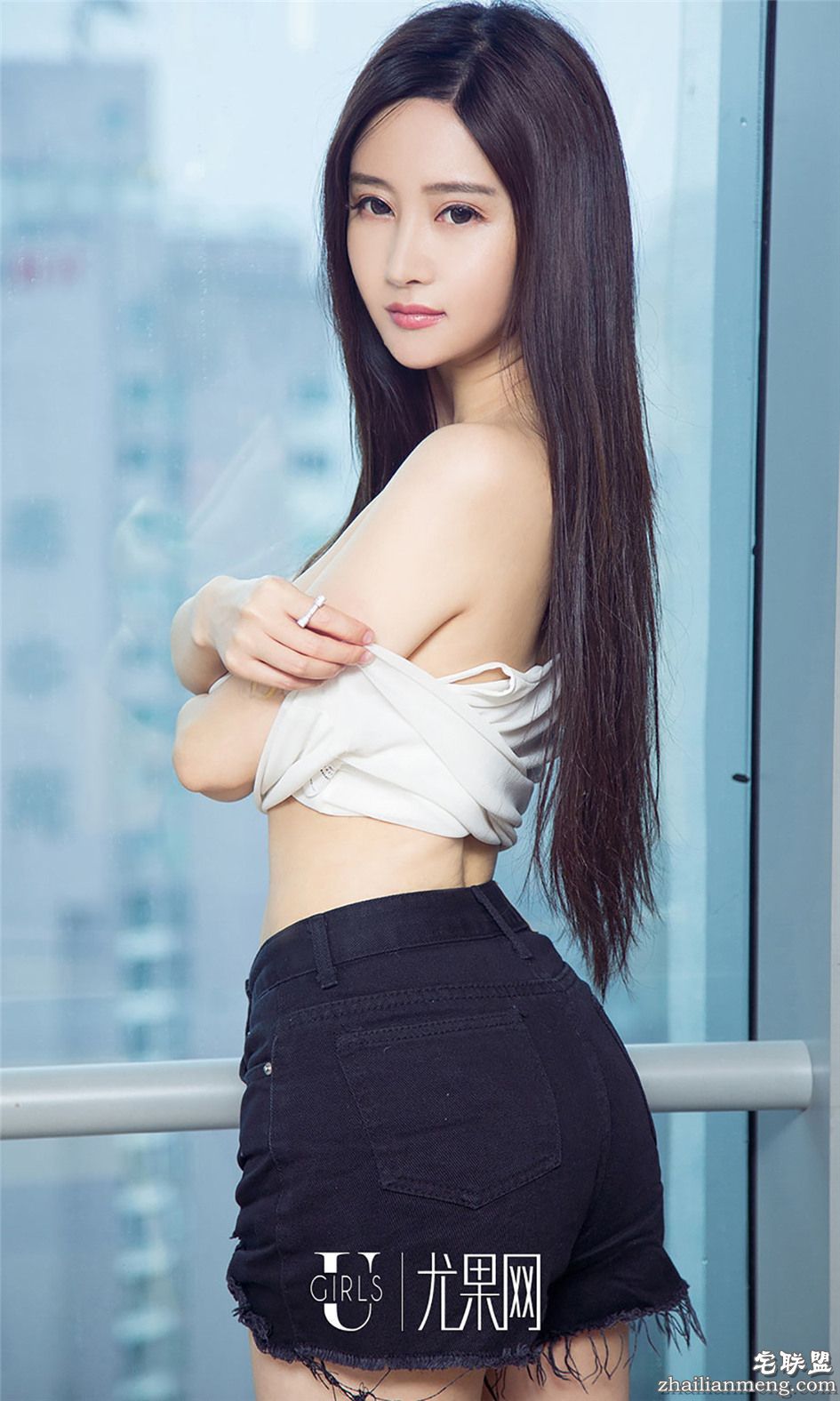 [尤果网] 低胸爆乳超短裙嫩模韩雨婵深沟写真 第773期第6张