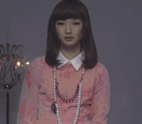 大姐身上的纹身和坐姿就能看的出你有很多故事