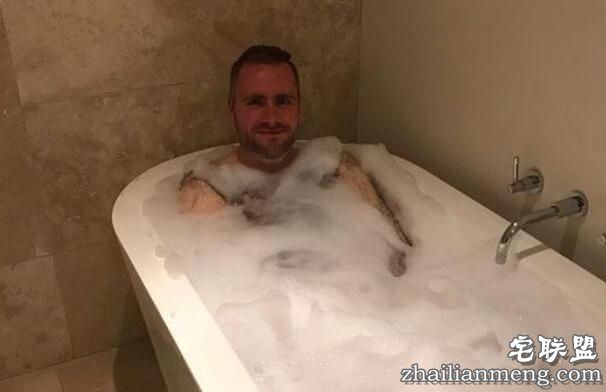 4百多斤男子20年没洗澡!15个月瘦一半终于能进浴缸了
