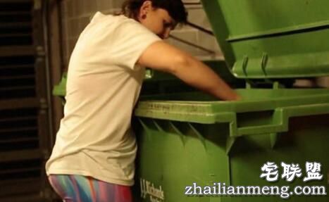 护士每周从垃圾箱中捡食品