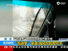 大姐身上的纹身和坐姿就能看的出你有很多故事