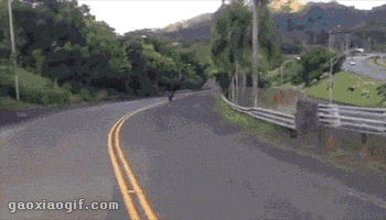 大姐身上的纹身和坐姿就能看的出你有很多故事