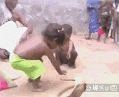 大姐身上的纹身和坐姿就能看的出你有很多故事