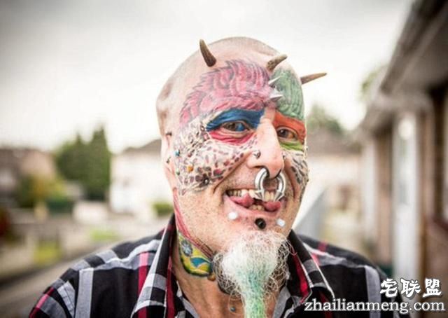 55岁男子花巨资整容,不惜割掉双耳,只为变成“鹦鹉人”