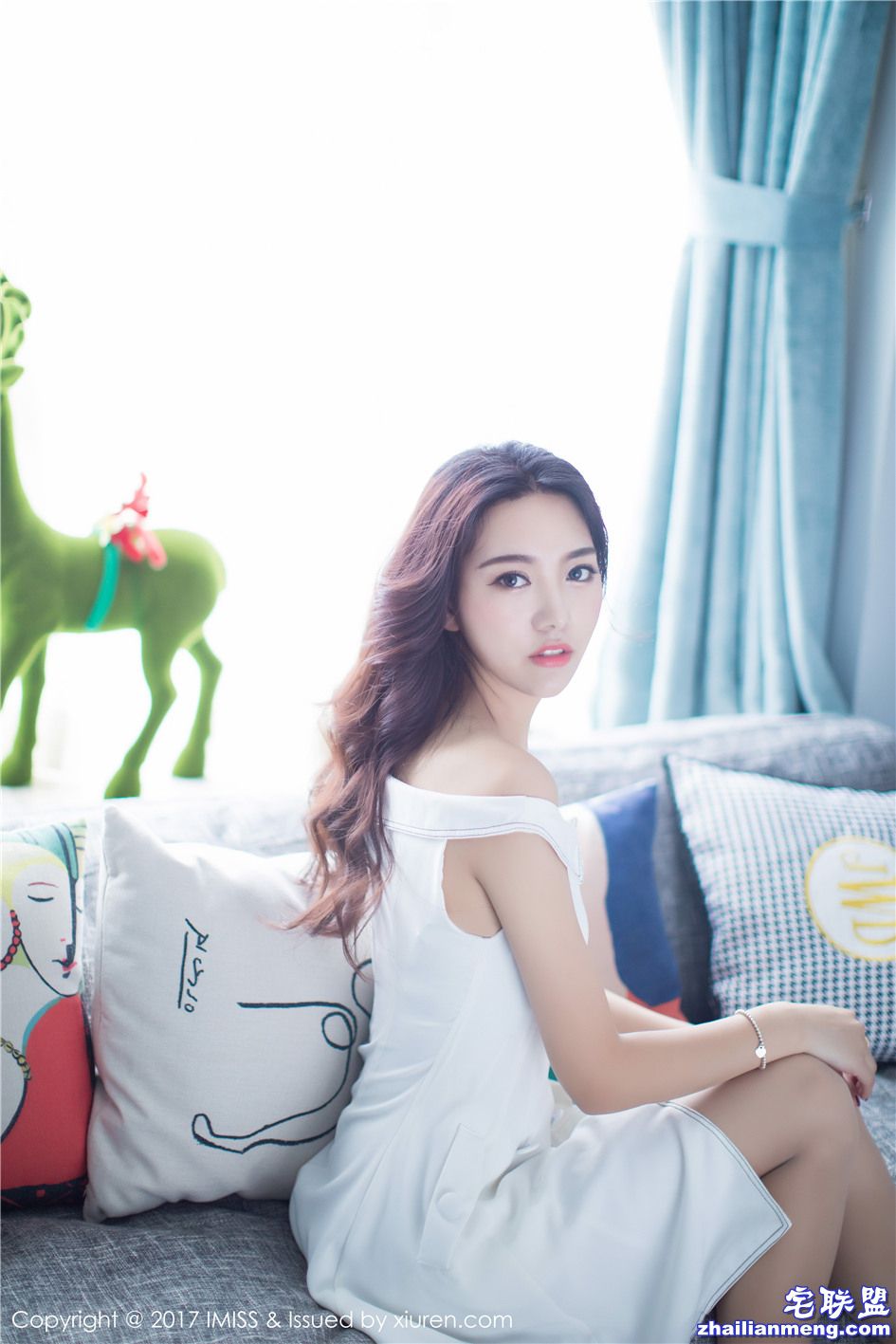 [爱蜜社] 绝对高清气质美女嫣儿薄丝袜美腿写真图片 Vol.174第4张