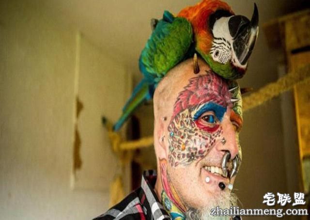 55岁男子花巨资整容,不惜割掉双耳,只为变成“鹦鹉人”