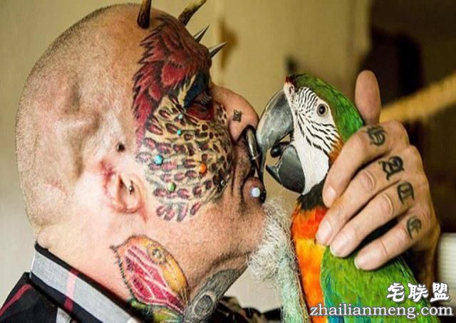 55岁男子花巨资整容,不惜割掉双耳,只为变成“鹦鹉人”