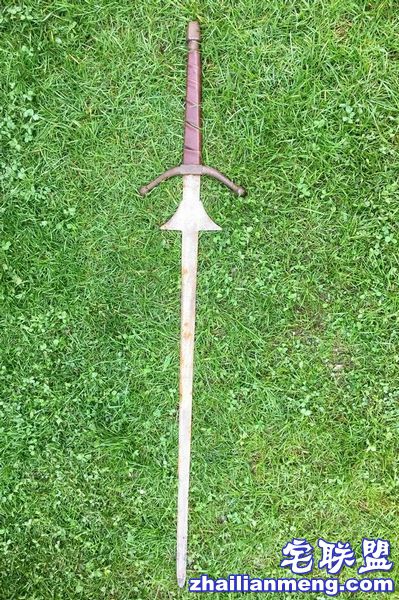 英7岁女孩水池中捡到1米长剑