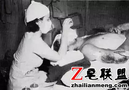 西方外科黑历史,理发师垄断手术只会放血,医生掘墓解剖练手速