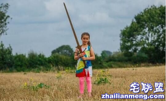 英7岁女孩水池中捡到1米长剑