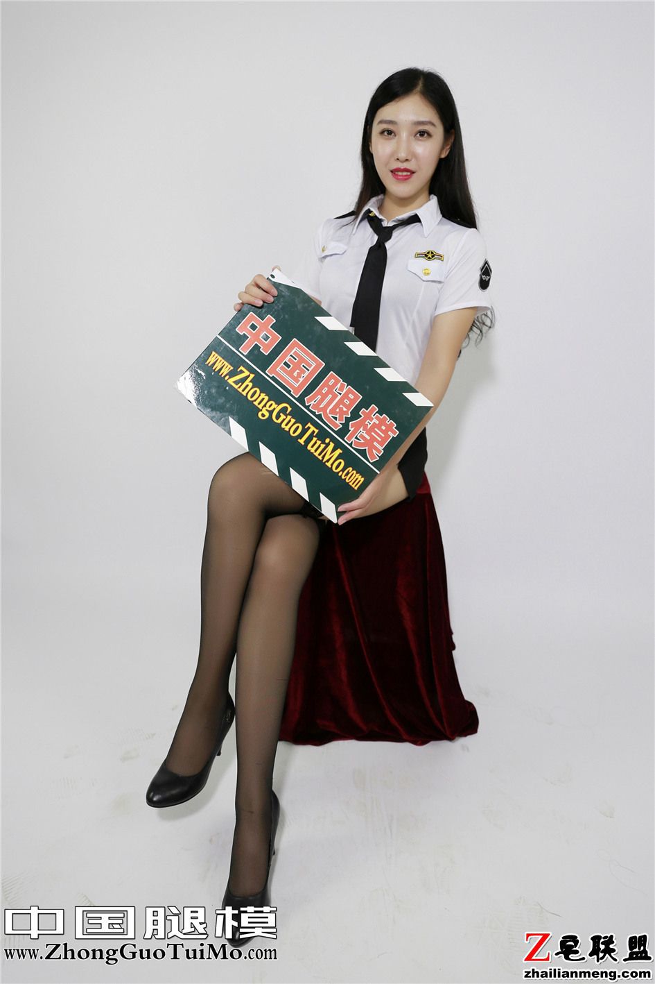 [中国腿模网] 黑丝制服美女小琦琦美腿写真 No.025第2张