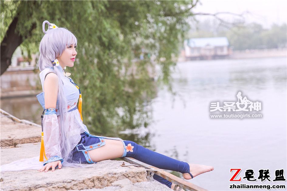 [头条女神] cosplay白发美女欣欣性感美臀写真 第422期第5张