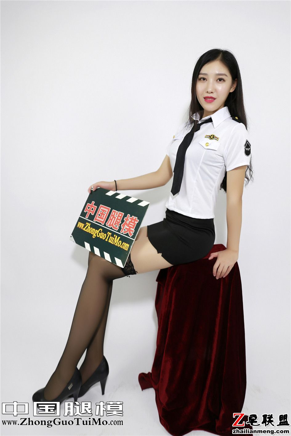 [中国腿模网] 黑丝制服美女小琦琦美腿写真 No.025第6张