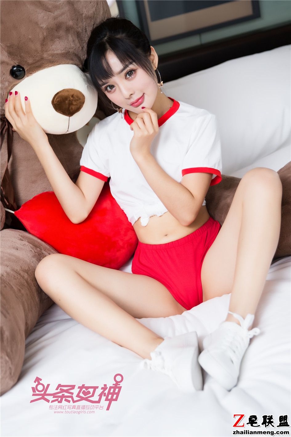 [头条女神] 美女周熙妍公仔床上写真 第450期第9张