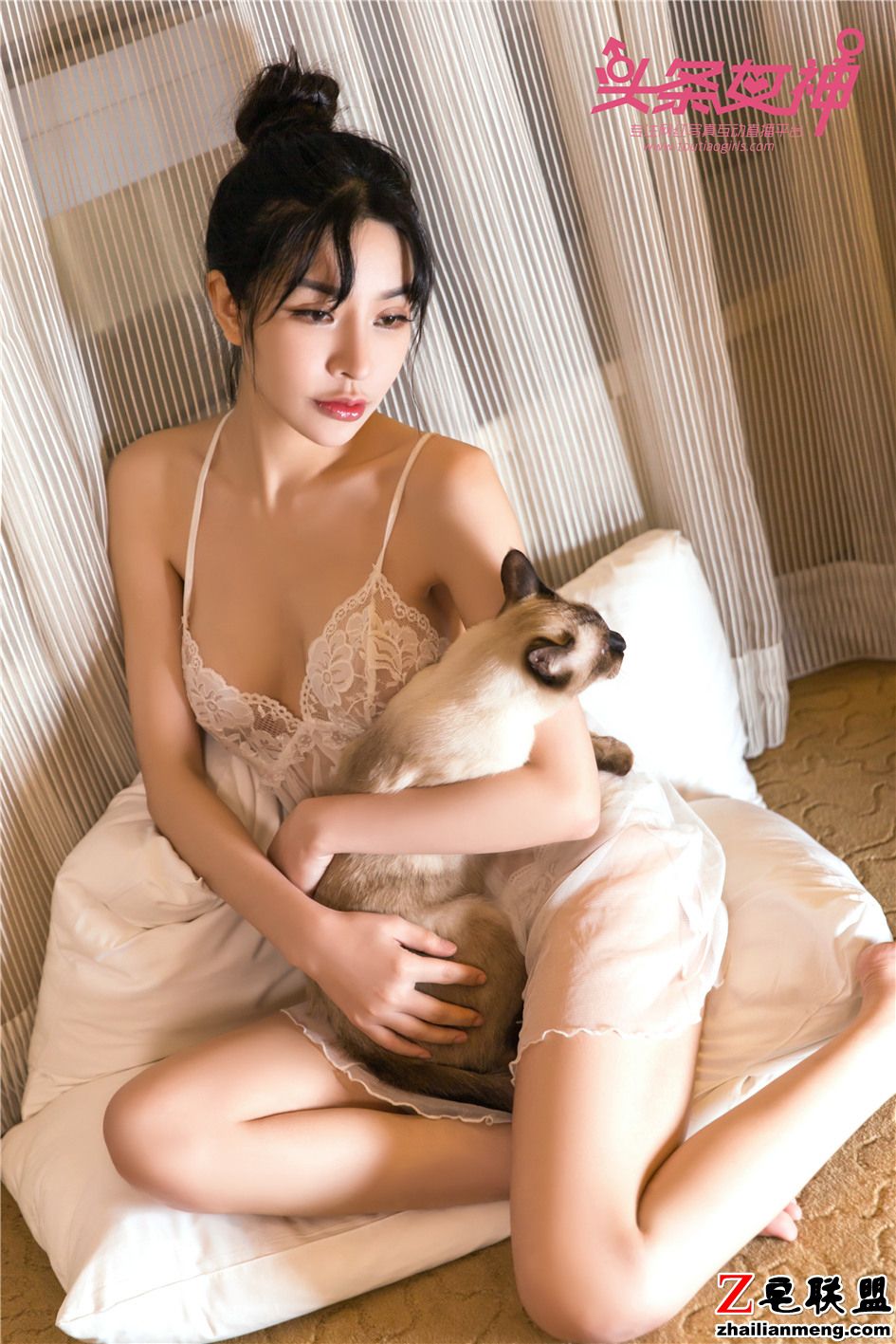 [头条女神] 性感睡衣女Baby撩人身姿摆拍写真 第441期第2张