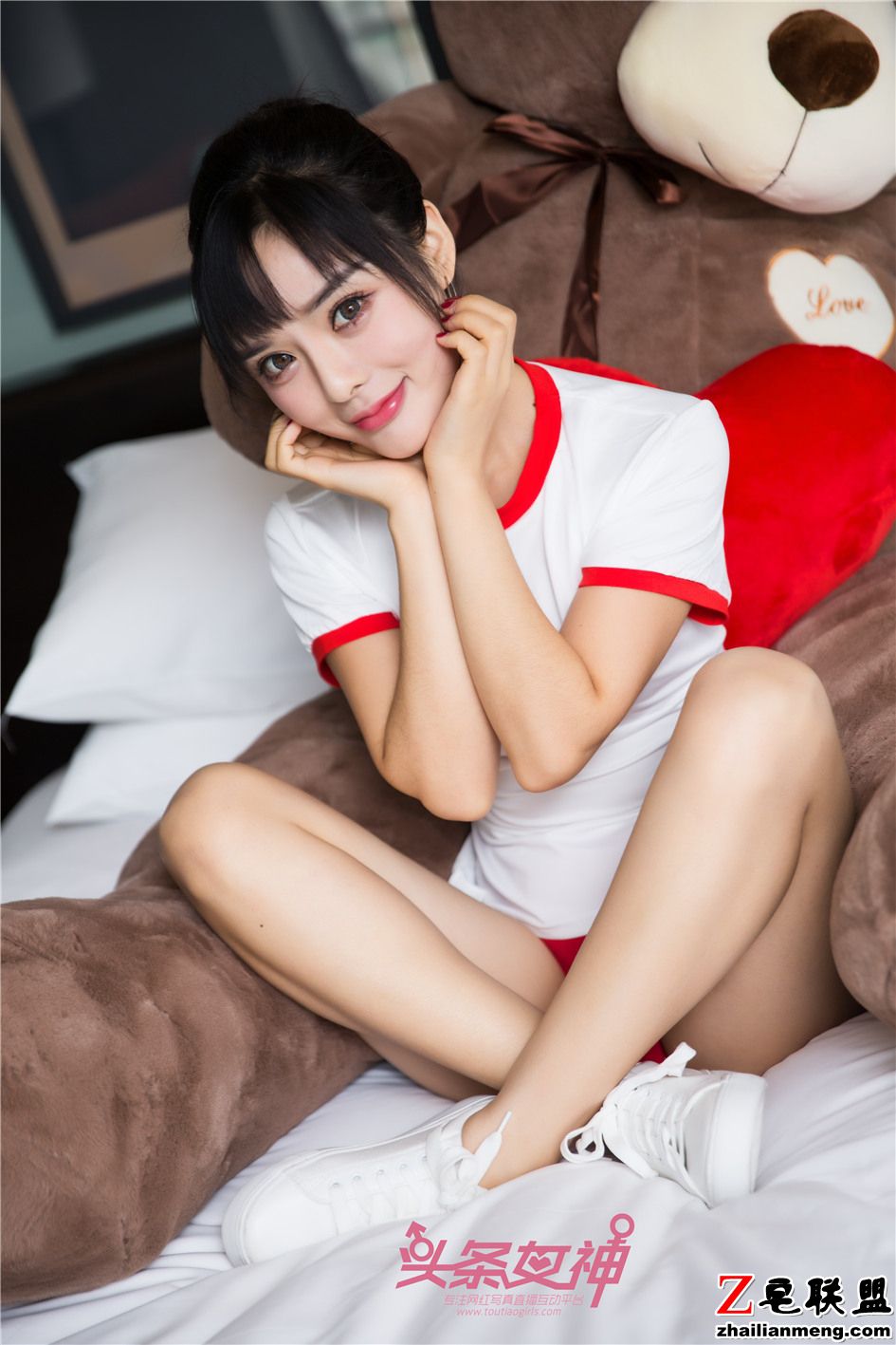 [头条女神] 美女周熙妍公仔床上写真 第450期第2张