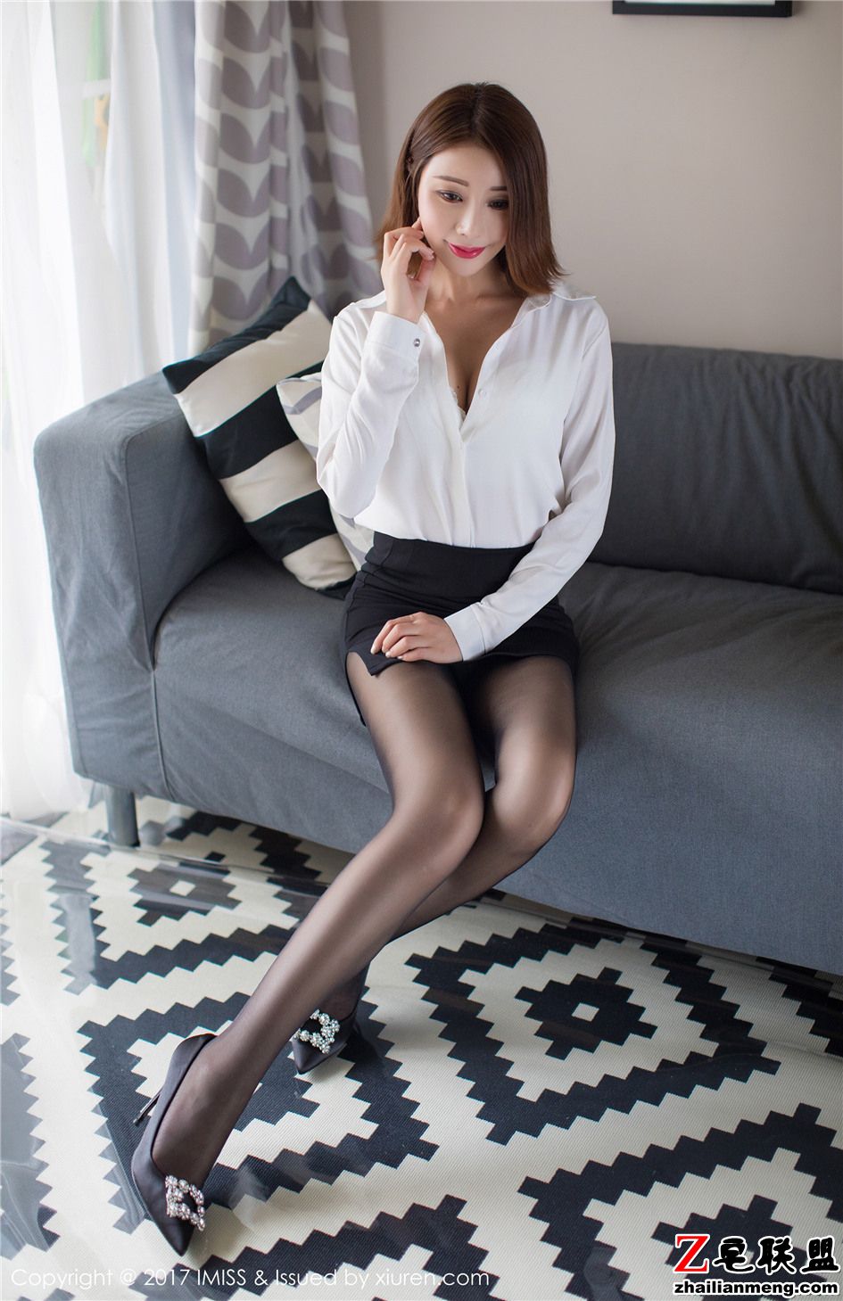 [爱蜜社] 极品白领美女Savina迷人黑丝美腿写真 Vol.193第5张