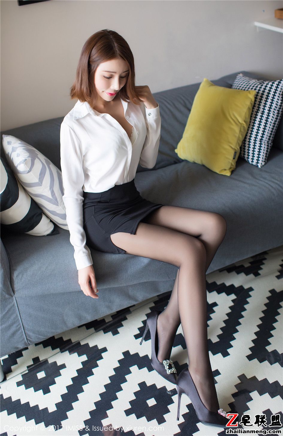 [爱蜜社] 极品白领美女Savina迷人黑丝美腿写真 Vol.193第4张