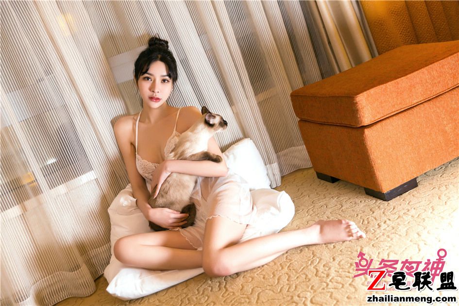 [头条女神] 性感睡衣女Baby撩人身姿摆拍写真 第441期第4张