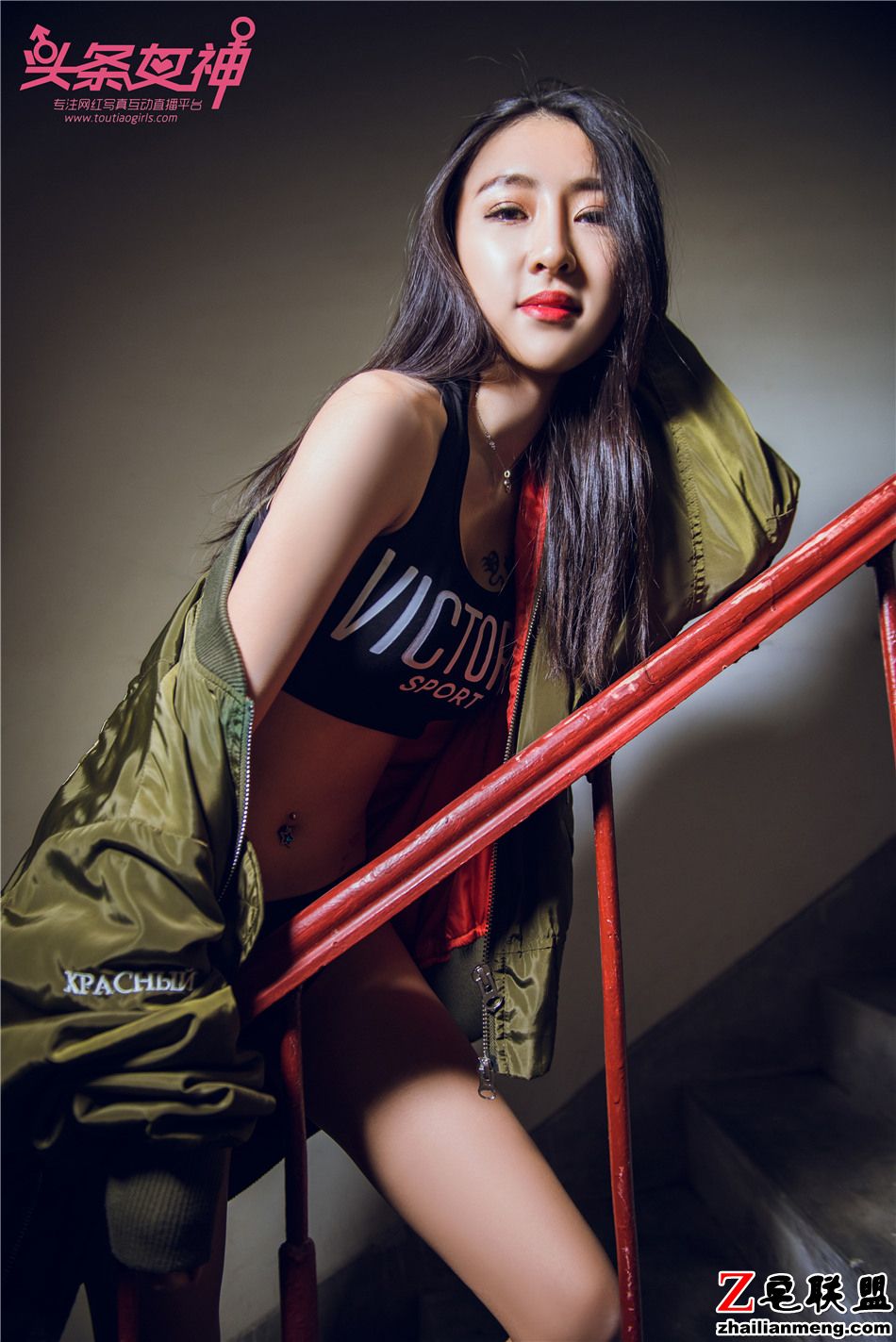 [头条女神] 丝袜美腿嫩模如意楼梯上的写真 第460期第8张