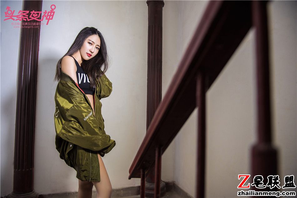 [头条女神] 丝袜美腿嫩模如意楼梯上的写真 第460期第2张