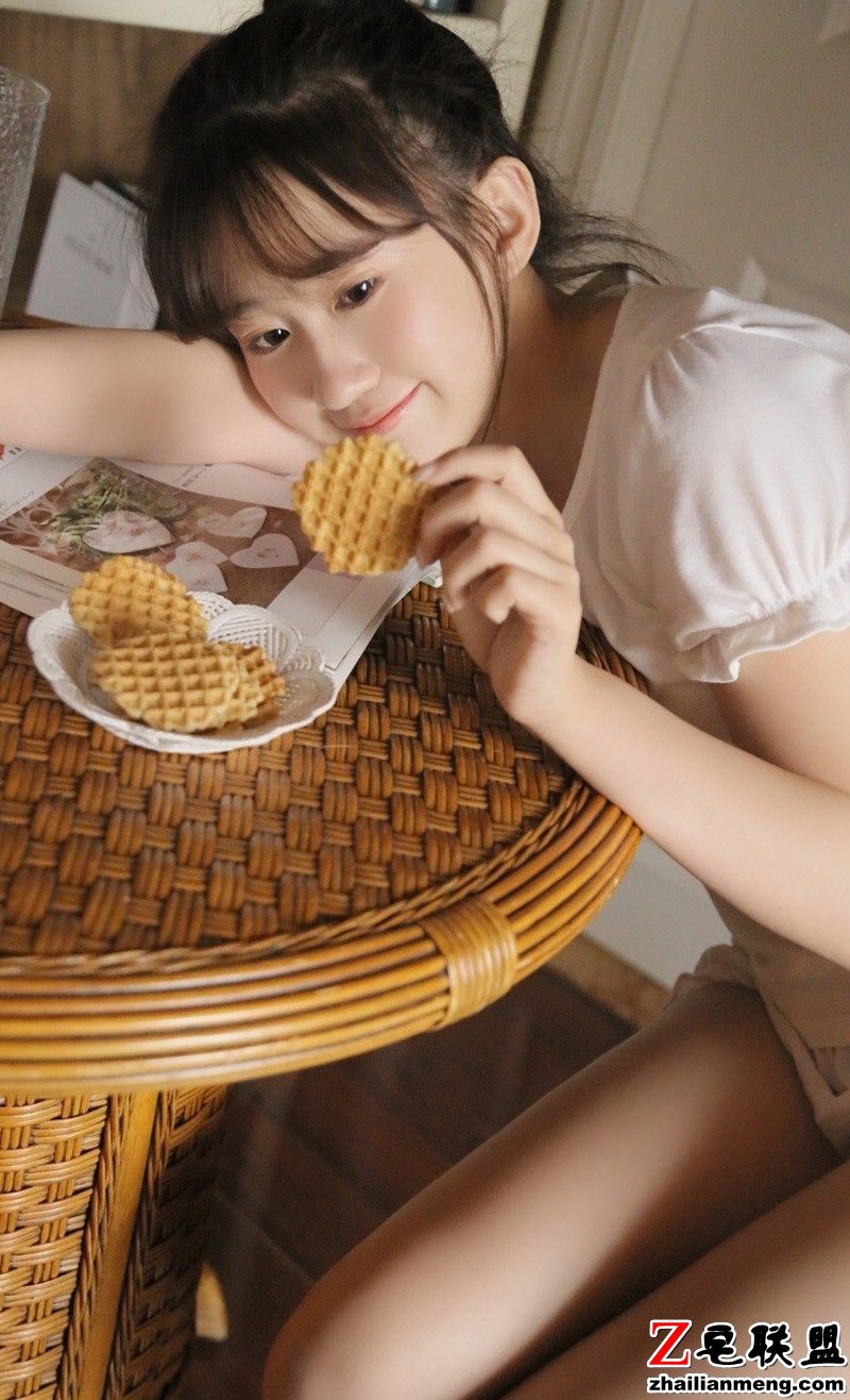 日系美女萝莉美腿热裤居家唯美写真