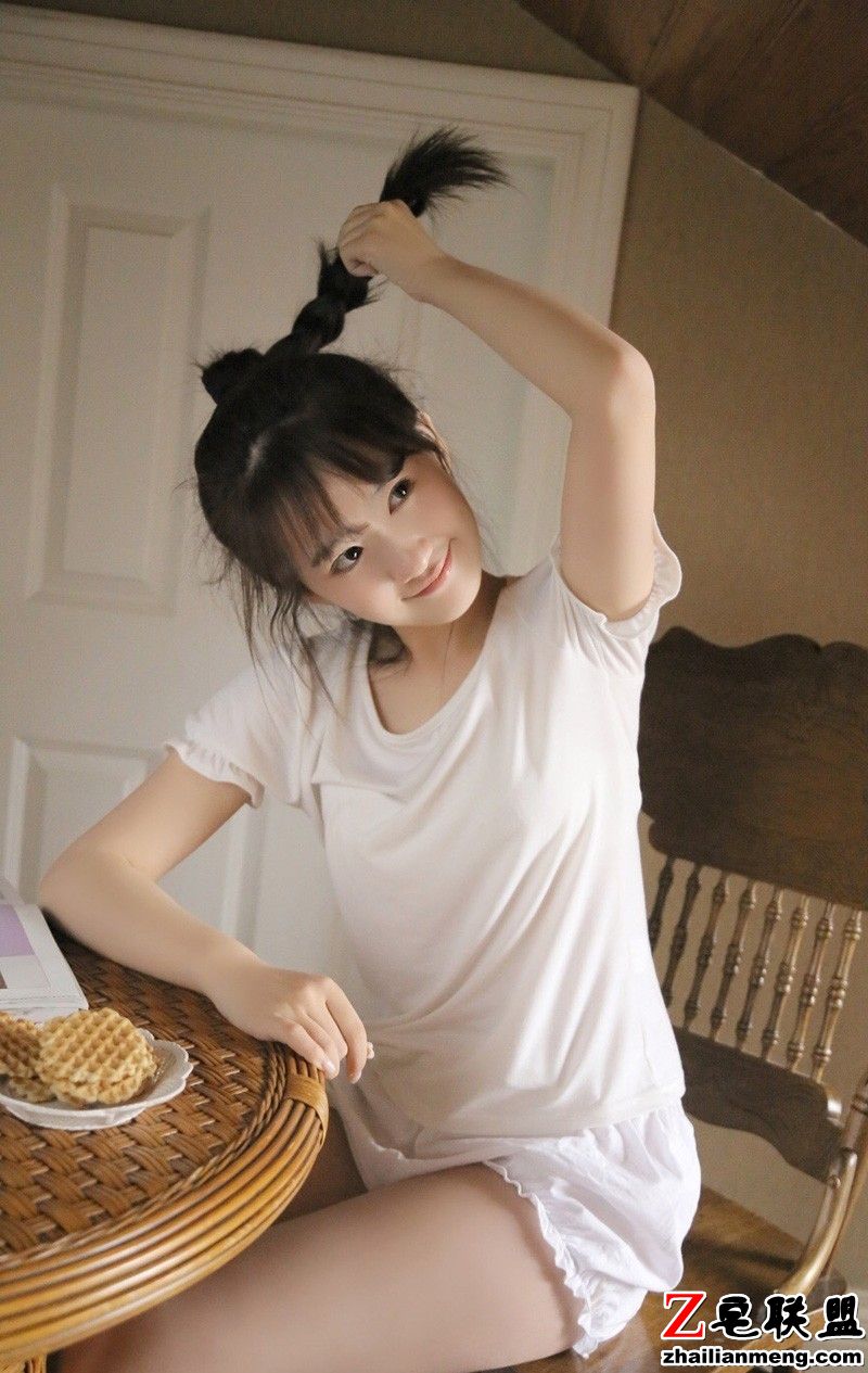 日系美女萝莉美腿热裤居家唯美写真