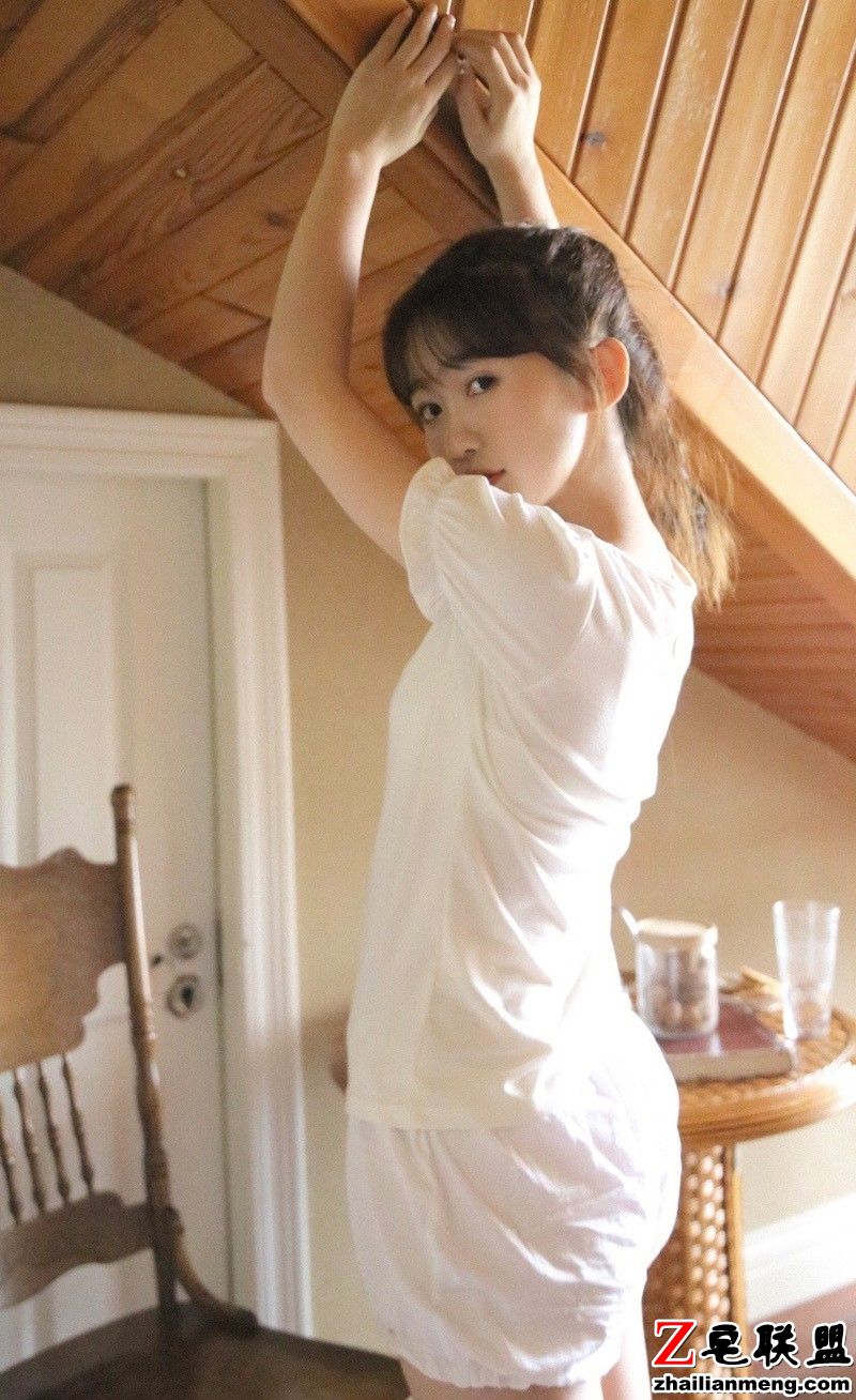日系美女萝莉美腿热裤居家唯美写真