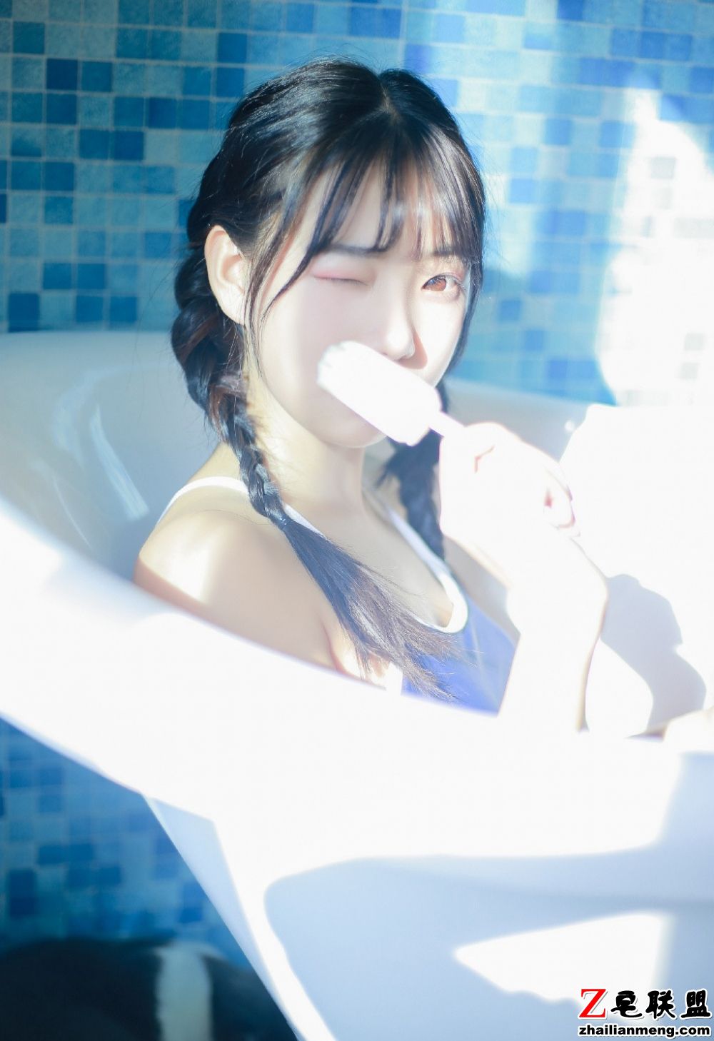 日系美女小萝莉双马尾吊带连体泳衣写真