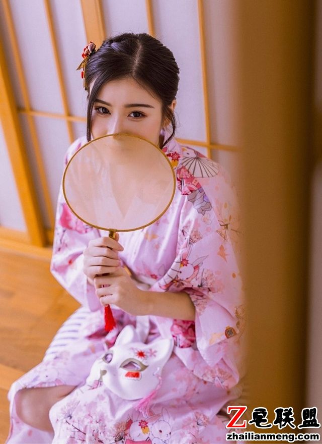 日本风俗媚娘和服下成熟的酮体大尺度姿势写真