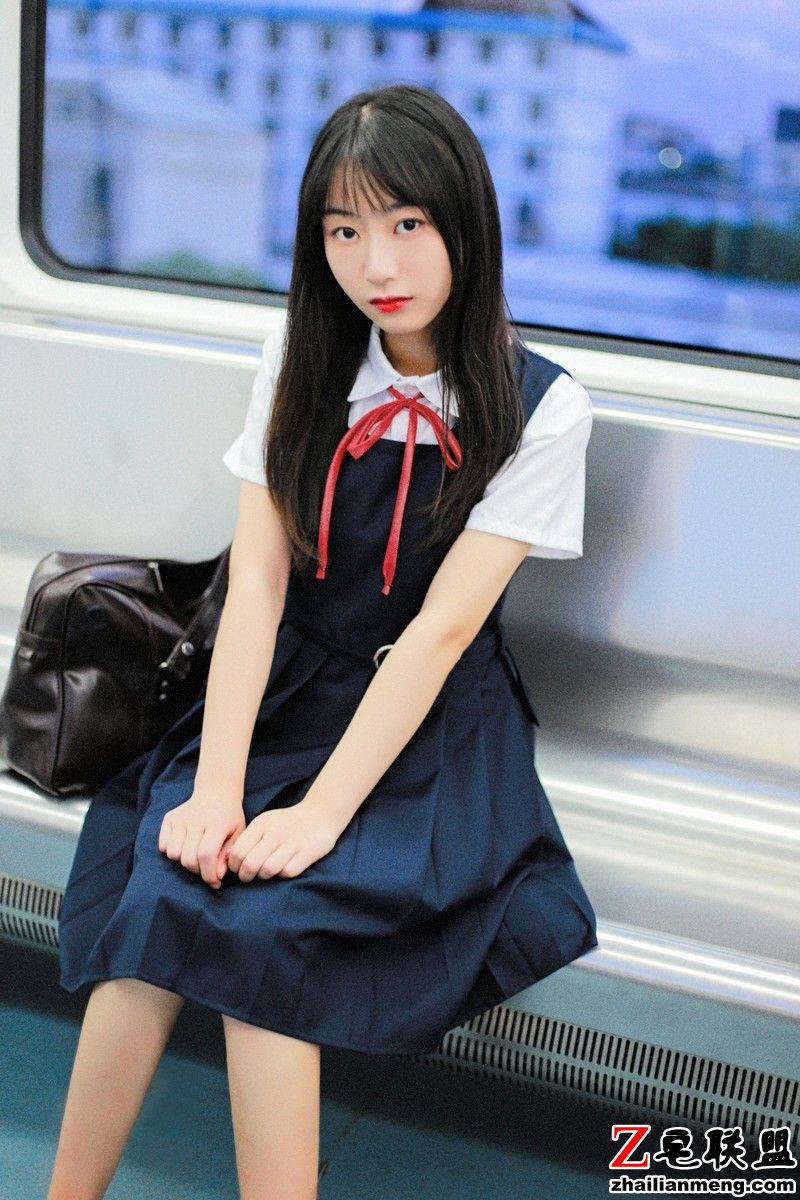 日本萝莉JK制服地铁唯美写真