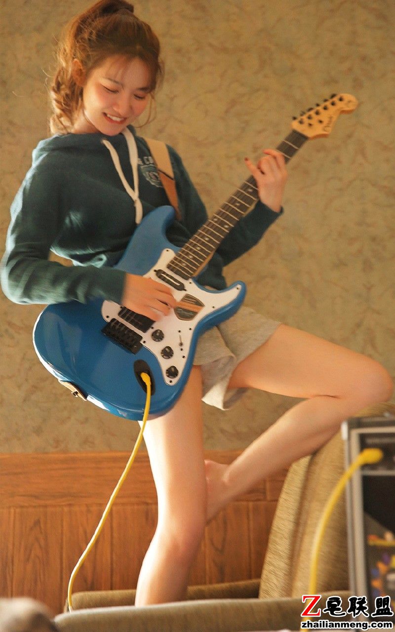 日本美女休闲运动服性感长腿卧室私房写真