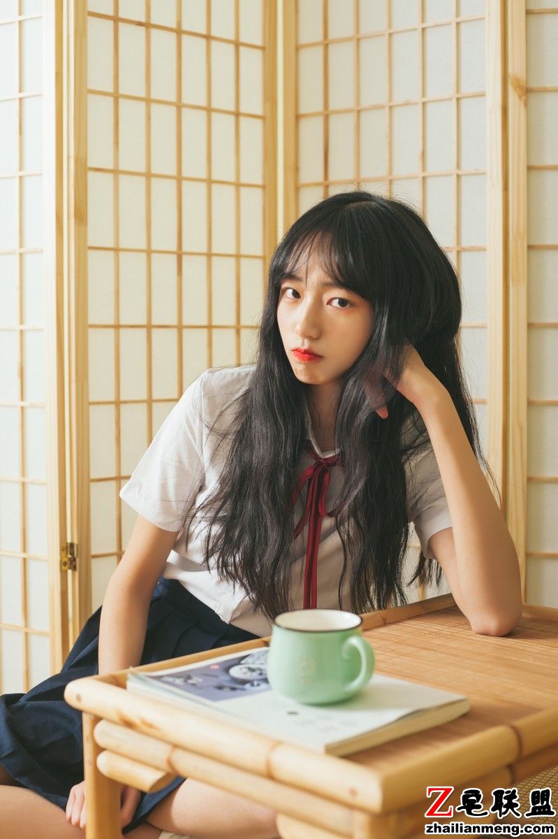 日本美女模特JK制服裸足嫩鲍大胆私房写真