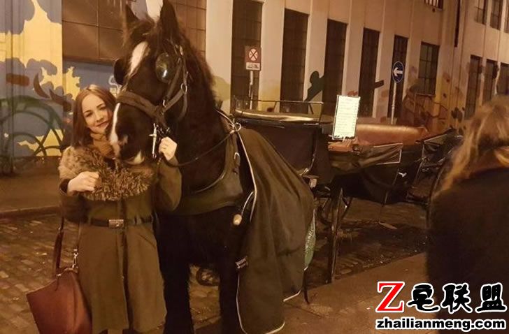 745x489-img-53242-mercedes-hoblin-facebookmercedes-hoblin (1).jpg