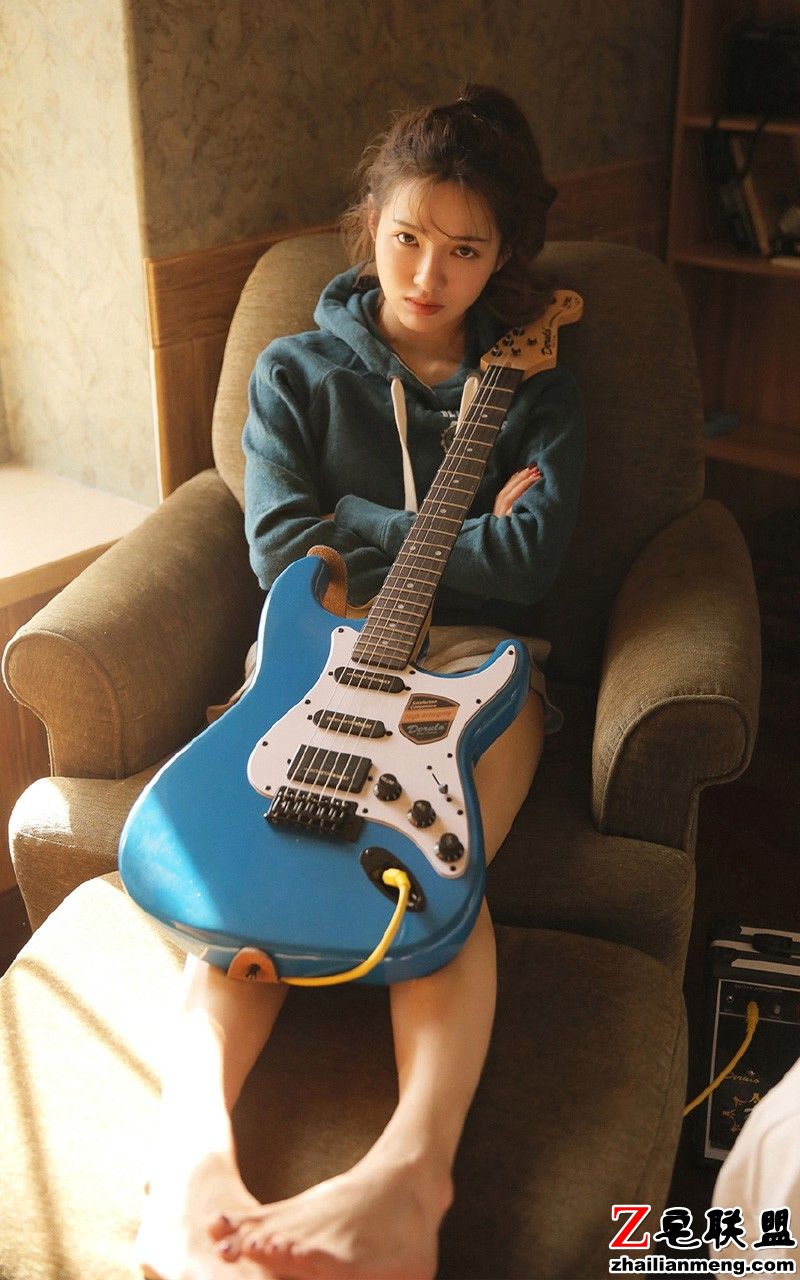 日本美女休闲运动服性感长腿卧室私房写真