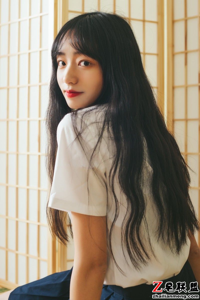 日本美女模特JK制服裸足嫩鲍大胆私房写真