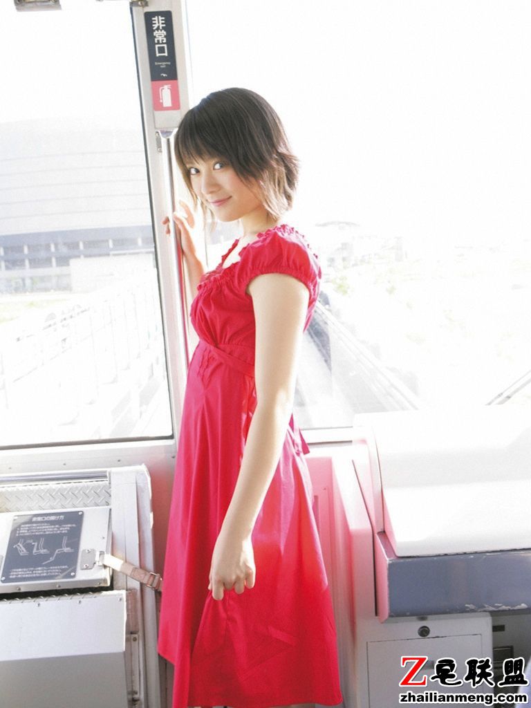 90后可爱日本短发美女北乃纪伊<a href=/e/tags/?tagname=%E5%86%99%E7%9C%9F%E5%9B%BE%E7%89%87 target=_blank class=infotextkey>写真图片</a>第2张