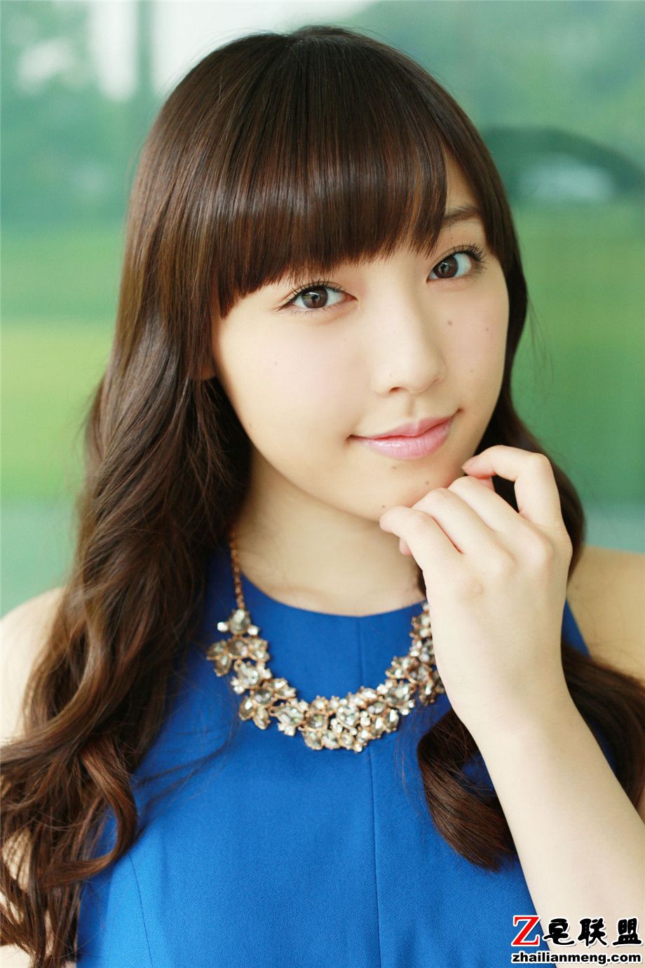 90后日本美女谱久村圣蓝色连衣长裙外拍写真图片第5张