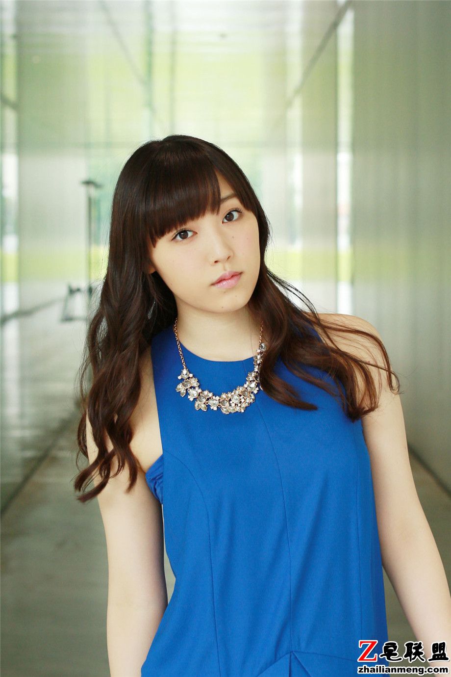 90后日本美女谱久村圣蓝色连衣长裙外拍写真图片第8张