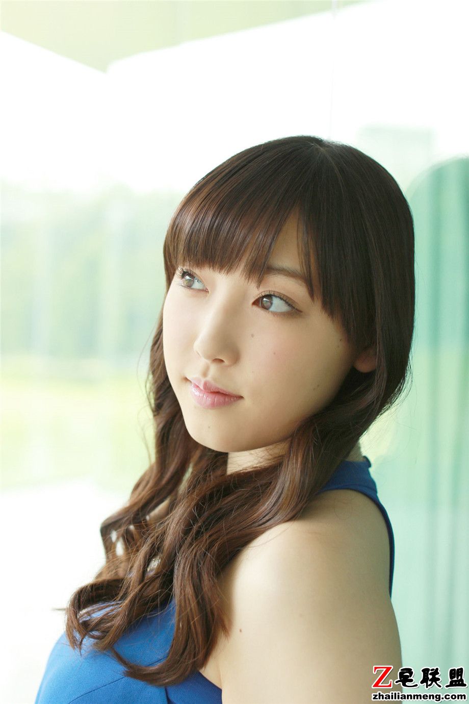 90后<a href=/e/tags/?tagname=%E6%97%A5%E6%9C%AC%E7%BE%8E%E5%A5%B3 target=_blank class=infotextkey>日本美女</a>谱久村圣蓝色连衣长裙外拍<a href=/e/tags/?tagname=%E5%86%99%E7%9C%9F%E5%9B%BE%E7%89%87 target=_blank class=infotextkey>写真图片</a>第2张