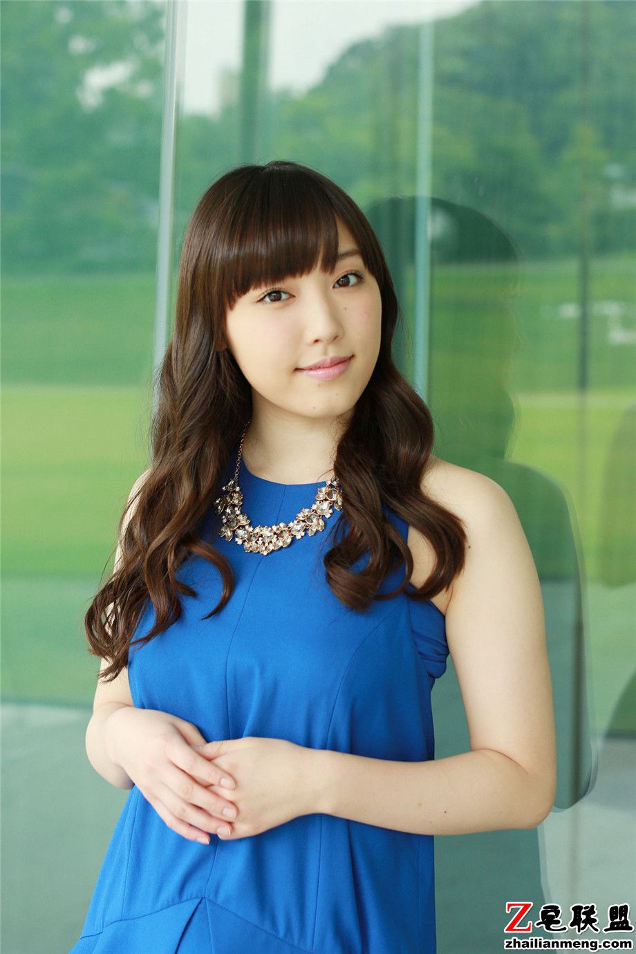 90后日本美女谱久村圣蓝色连衣长裙外拍写真图片第3张