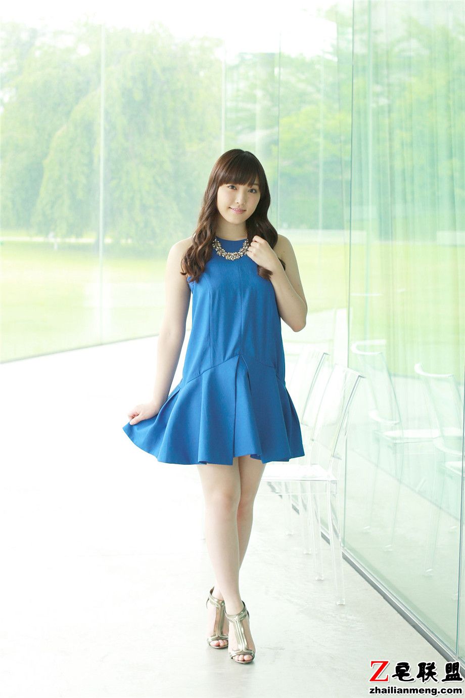 90后日本<a href=/e/tags/?tagname=%E7%BE%8E%E5%A5%B3 target=_blank class=infotextkey>美女</a>谱久村圣蓝色连衣长裙外拍<a href=/e/tags/?tagname=%E5%86%99%E7%9C%9F target=_blank class=infotextkey>写真</a>图片第1张