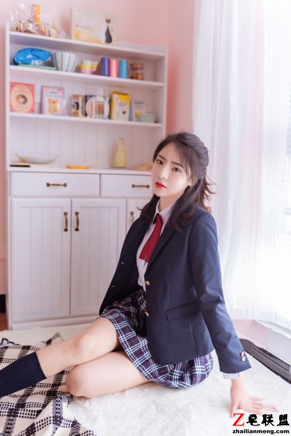 日本性感制服美女超短裙长筒袜白皙美腿诱惑写真