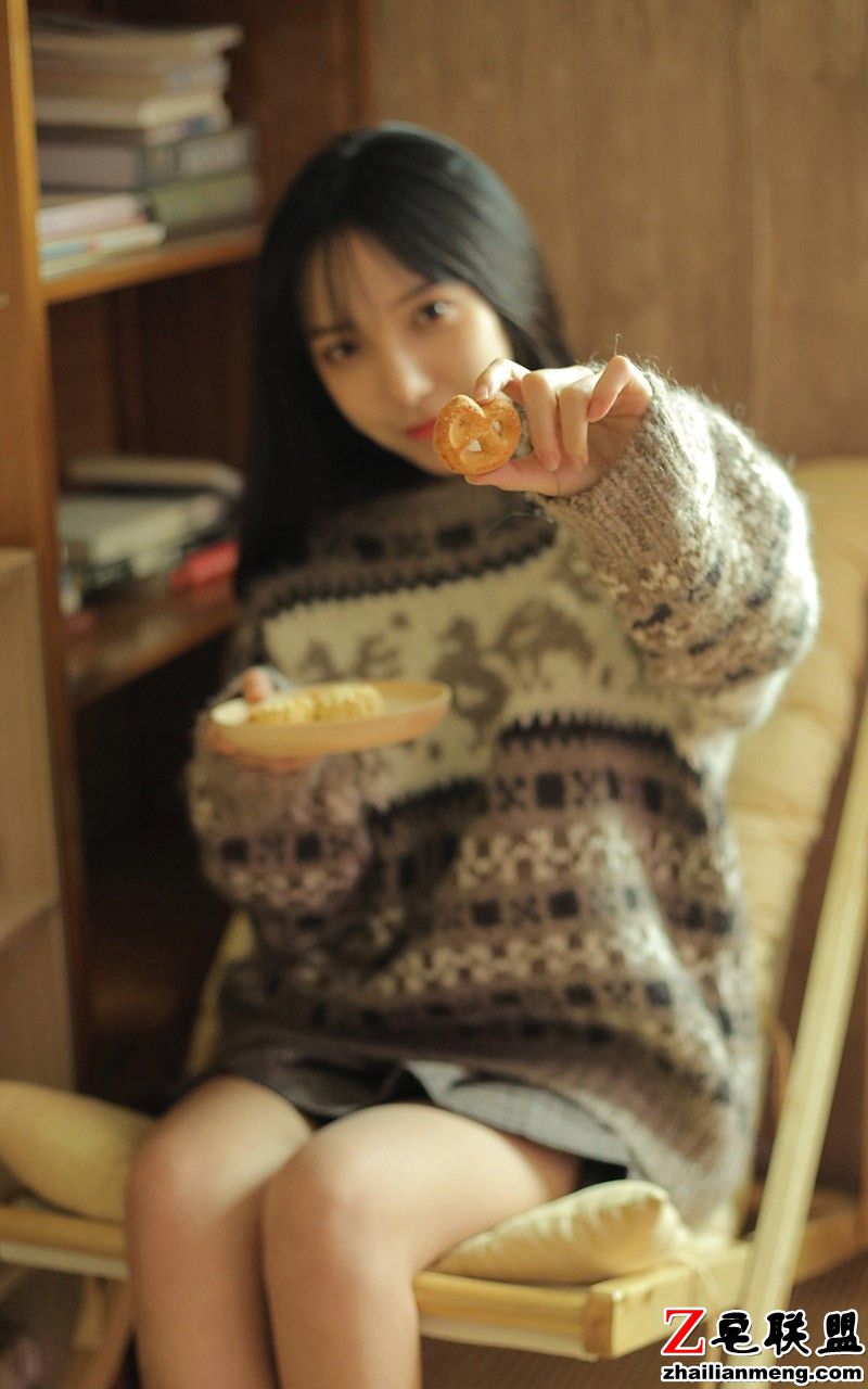 高颜值长腿日系少女毛衣短裙卧室小清新唯美写真