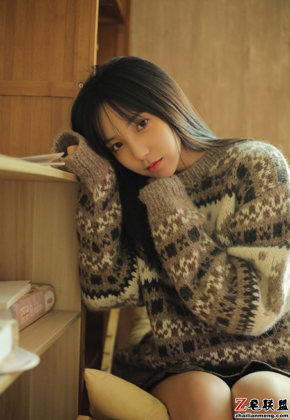 高颜值长腿日系少女毛衣短裙卧室小清新唯美写真