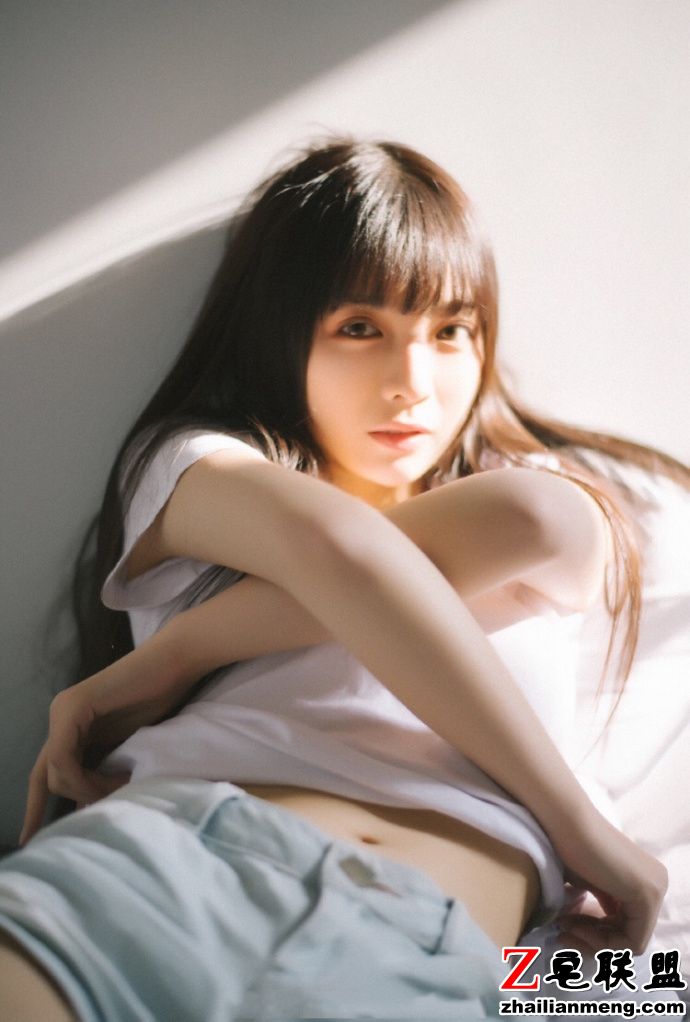 日本清纯美女白色T恤牛仔短裤小清新唯美写真